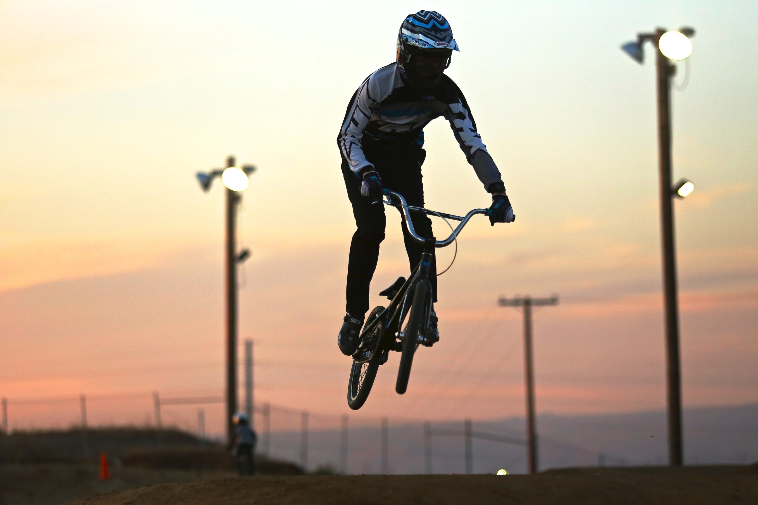 Mejorar saltos en BMX Foto de B Mat an gelo en Unsplash